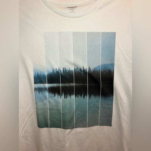 NWOT Old Navy. White Graphic T-Shirt. Size medium. - Picture 2 of 4